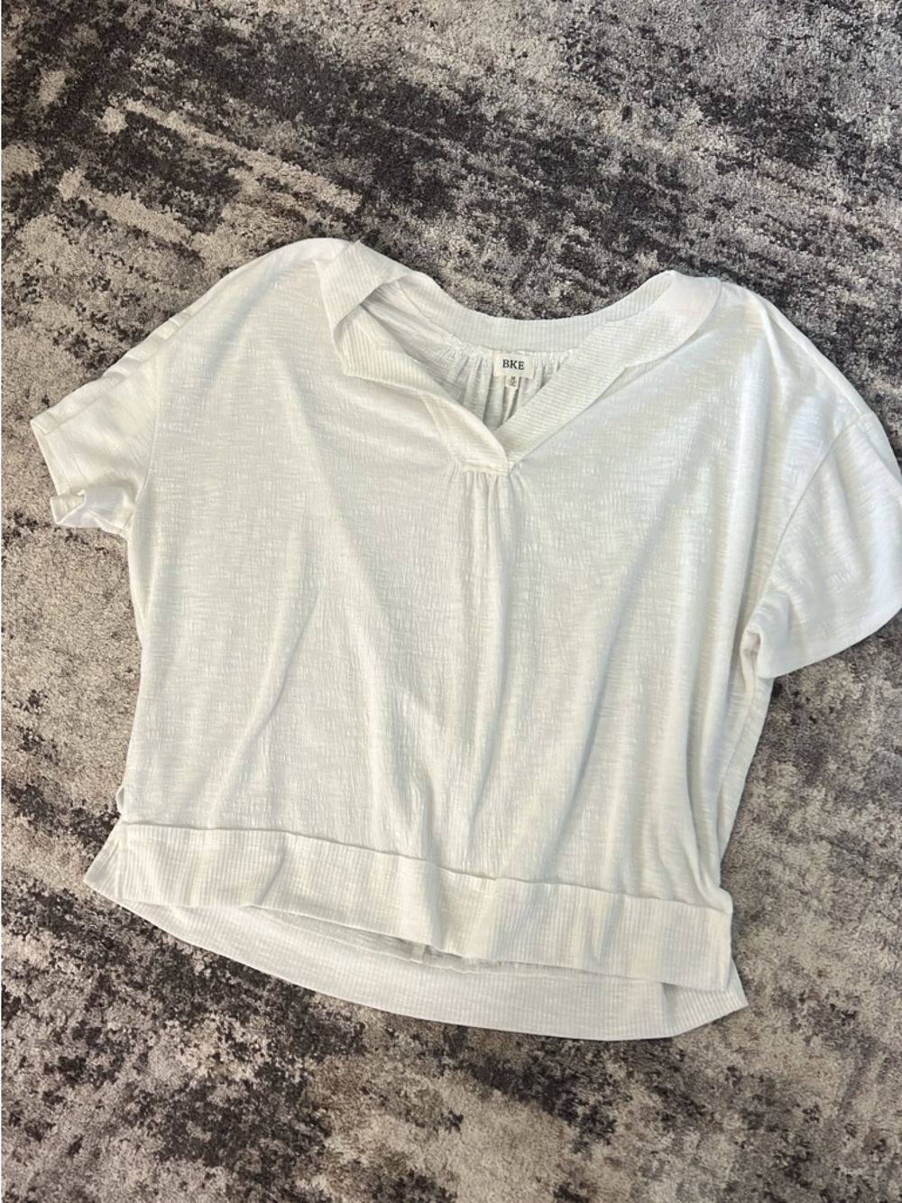 Buckle White Notch V-Neck Short Sleeve Knit Top